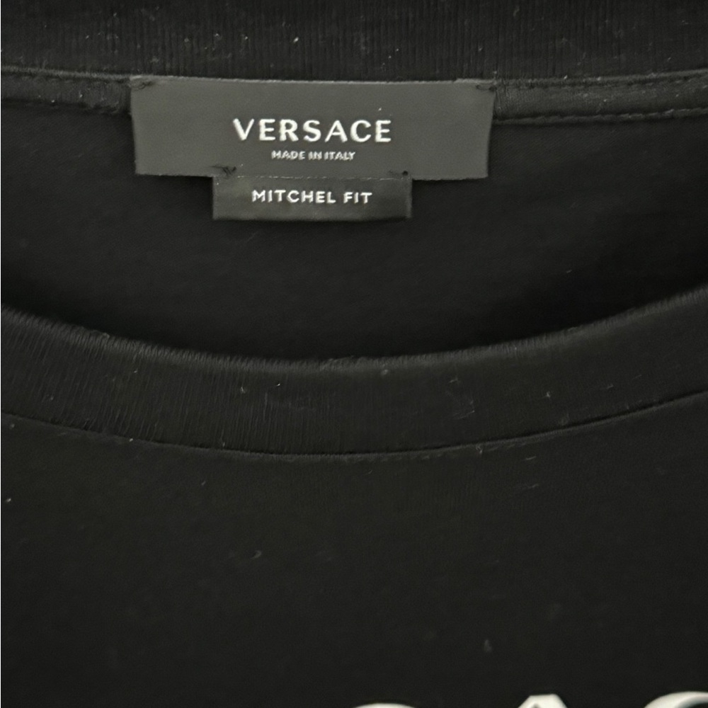 Versace Luxurious Shirt – Iconic Elegance, Bold Sophistication - Picture 2 of 3